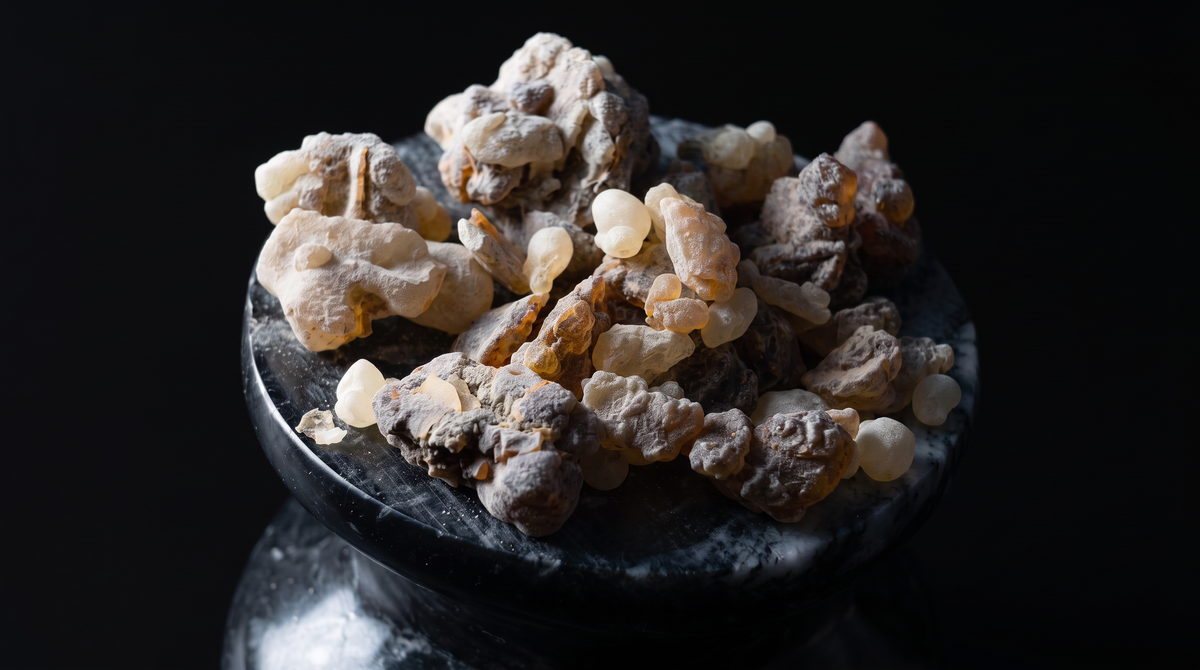 Larmes de résine d'oliban d'Oman en lumière rasante sur un brûle-encens en marbre noir, encens naturel | Real & Roots
