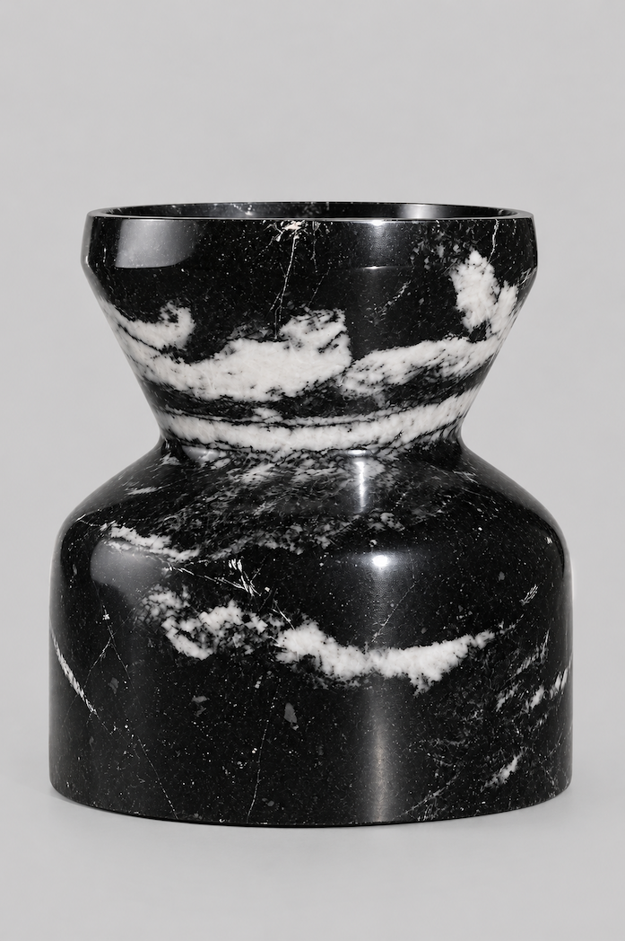 Noir Ancien, vase en marbre noir fossilisé — Real & Roots
