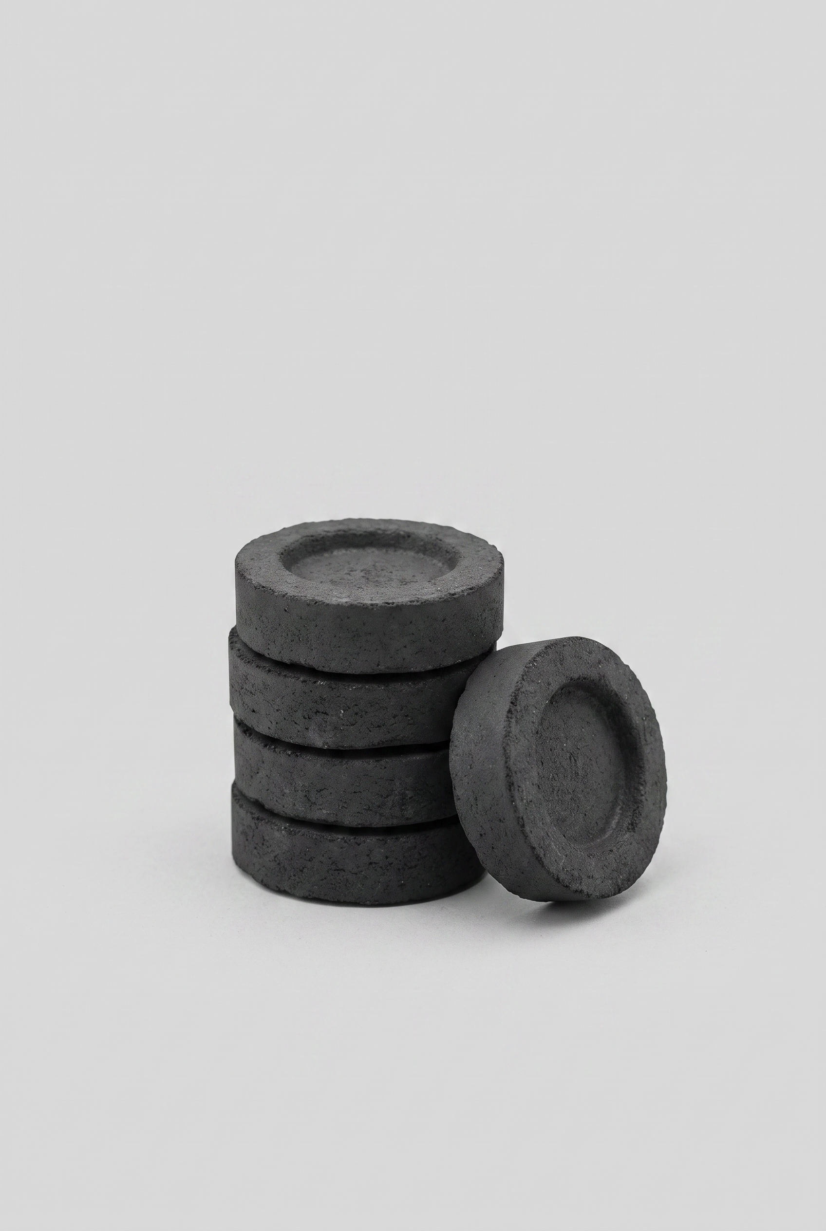 Pastilles de charbon rondes à encens empilées, creux central pour la résine | Real & Roots