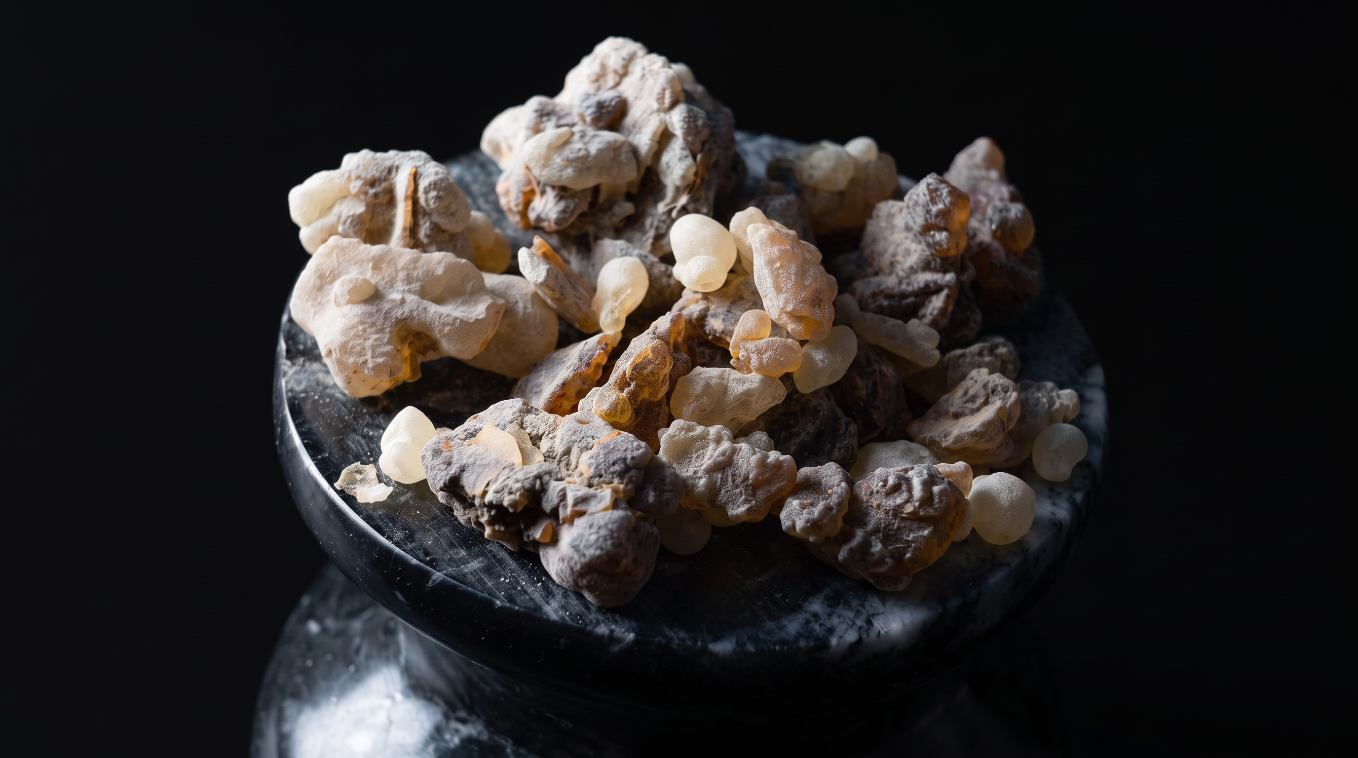 Larmes d'oliban blanc d'Oman en lumière rasante sur un brûle-encens en marbre noir | Real & Roots