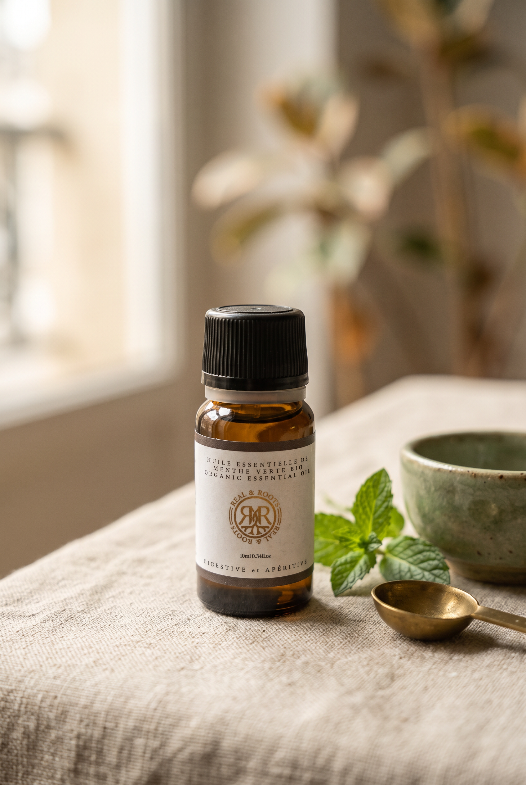 Huile essentielle de menthe Nahnah avec brins de menthe fraîche, bol céramique et cuillère en laiton — Real & Roots