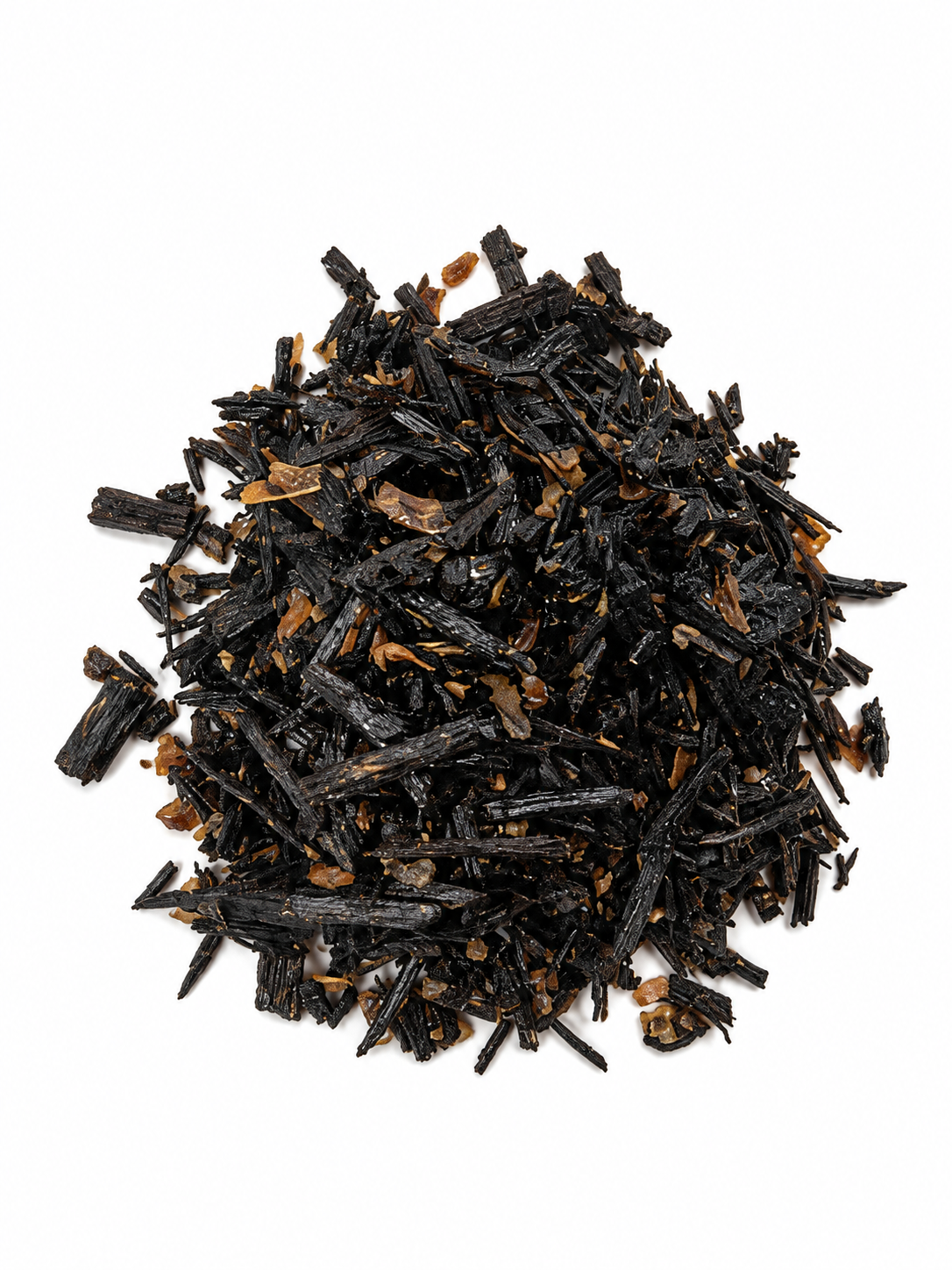 Détail des copeaux de bois d'oud et des éclats ambrés du bakhour Daqqat