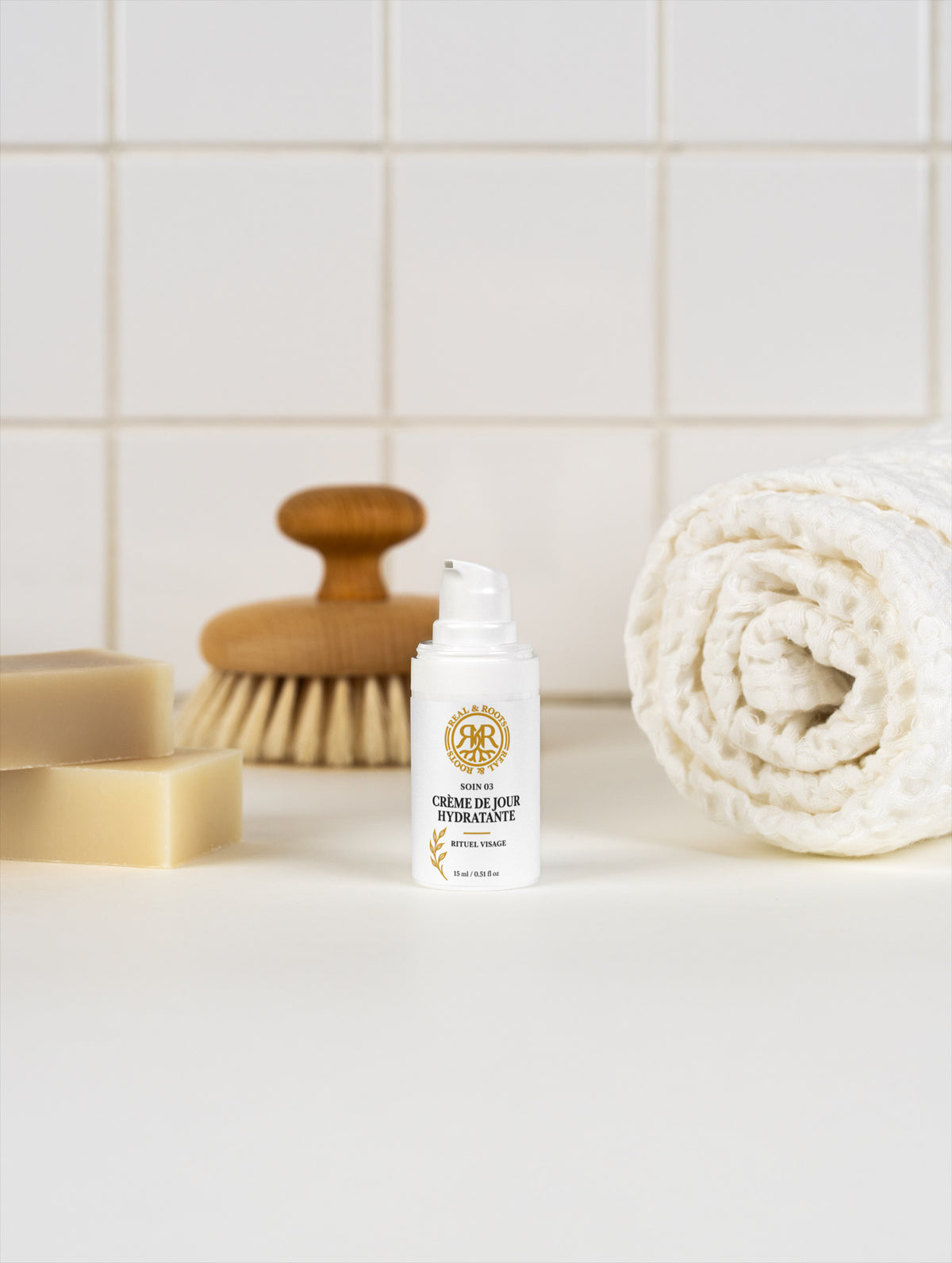 Crème de jour Real & Roots dans une salle de bain