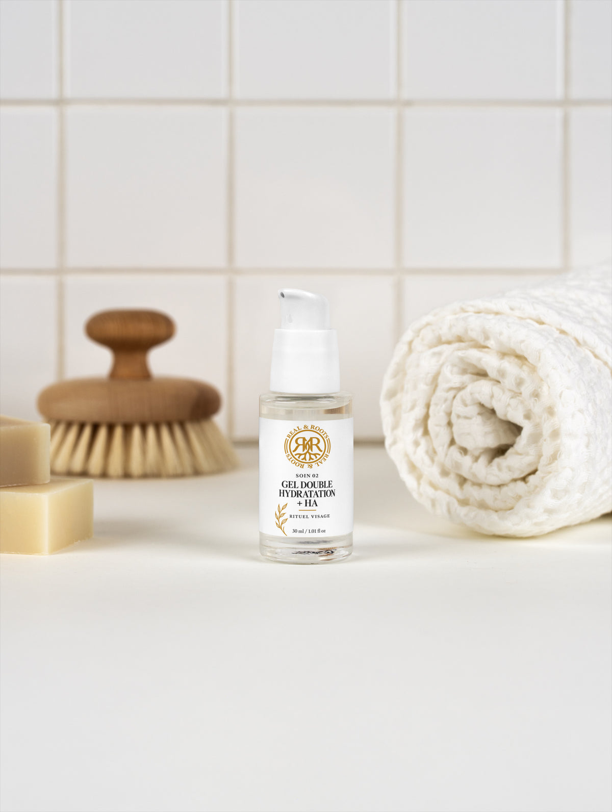 Gel hydratant Real & Roots dans une salle de bain