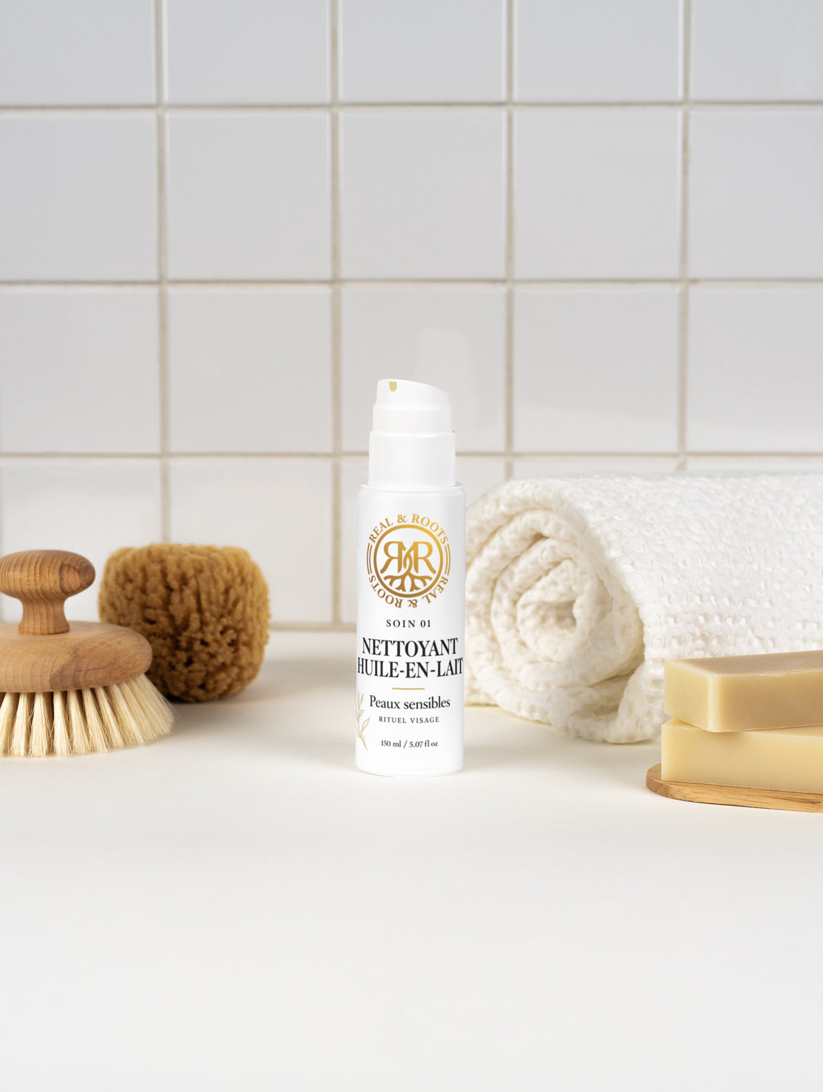 Nettoyant huile-en-lait Real & Roots dans une salle de bain